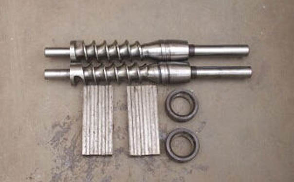 Worm and cage bar of oil press
