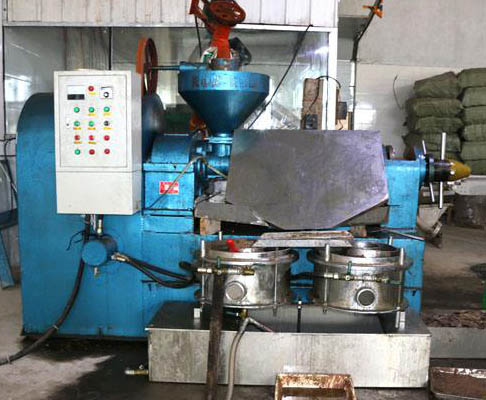 Integrated automatic oil press